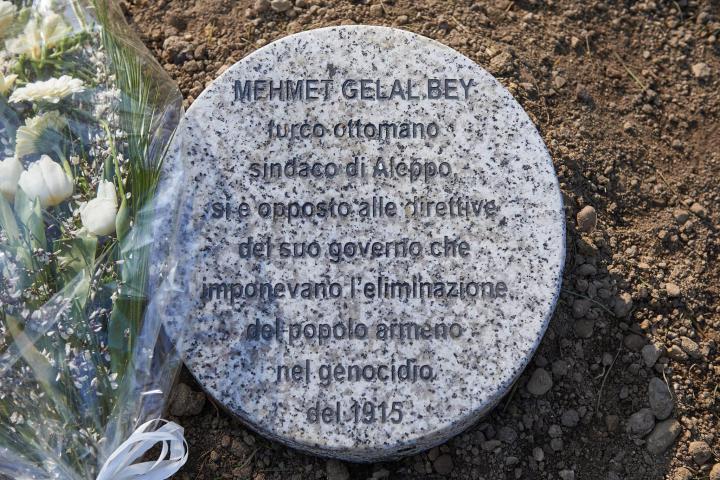 Il cippo dedicato a Mehmet Gelal Bey